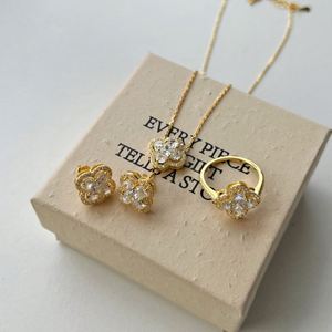เครื่องประดับหรูหราแต่ราคาเข้าถึงได้จาก Dylam แหวนเงินแท้ S925 ชุบโรเดียม ประดับด้วยเพทาย 5A รูปใบโคลเวอร์สี่แฉก เครื่องประดับสำหรับผู้หญิง - Product Image 6