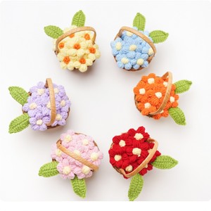 Mini cesta de flores de punto hecha a mano, adorno de hilo tejido para regalo de mascotas - Product Image 1