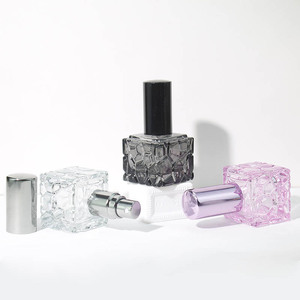 Flaconi <span class=keywords><strong>di</strong></span> <span class=keywords><strong>Profumo</strong></span> <span class=keywords><strong>di</strong></span> Alta Gamma da 10ml a Forma <span class=keywords><strong>di</strong></span> Cubo d'<span class=keywords><strong>Acqua</strong></span>, Eleganti Contenitori in Vetro Trasparente con Spray per Campioni e Oli Essenziali Portatili - Product Image 5