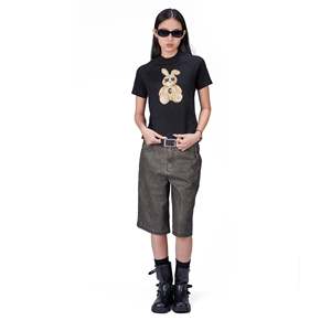 T-shirt court ajusté en coton premium pour femme, avec impression sérigraphique de haute qualité, modèle adorable. - Product Image 3
