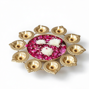 Juego de diyas de latón chapado en oro con centro floral y bandeja circular para decoración del hogar - Product Image 1