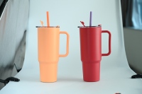 Nouveaux gobelets réutilisables écologiques en plastique avec poignée, tasses portables en plastique avec couvercle et paille pour boire directement