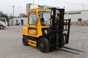 Carretilla elevadora diésel <span class=keywords><strong>de</strong></span> 3 toneladas: <span class=keywords><strong>bestia</strong></span> <span class=keywords><strong>de</strong></span> <span class=keywords><strong>carga</strong></span> confiable para transporte <span class=keywords><strong>de</strong></span> palés pesados y materiales <span class=keywords><strong>de</strong></span> construcción" - Product Image 3