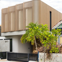 Écrans horizontaux en aluminium à l'aspect bois, lambris de façade extérieure, finition grain de bois fluorocarbone moderne