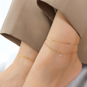 Cheville double couche dorée avec breloque zircon goutte d'eau pour femme, bijou romantique et tendance - Product Image 2