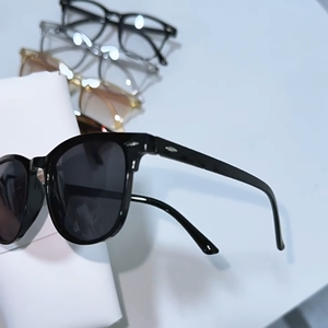 Nuovi Occhiali <span class=keywords><strong>da</strong></span> Sole alla Moda per Uomo e Donna, <span class=keywords><strong>Protezione</strong></span> <span class=keywords><strong>UV</strong></span>, Compatibili <span class=keywords><strong>con</strong></span> Montature per Occhiali <span class=keywords><strong>da</strong></span> <span class=keywords><strong>Vista</strong></span>, Occhiali <span class=keywords><strong>da</strong></span> Sole Trendy <span class=keywords><strong>con</strong></span> Dettagli a Chiodo - Product Image 2
