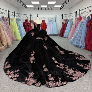 Vestido de Fiesta Exclusivo 6963 de Terciopelo Negro con Escote Corazón, Cola Capilla, Largo hasta el Suelo, con Apliques y Bordados - Product Image 3