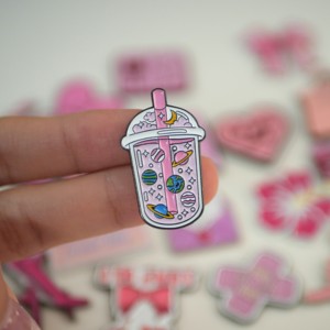 Nouveaux autocollants pour téléphone en émail doux rose tendance 2026 |   Motifs arabes et féminins gravés sur mesure |   Décoration de téléphone en stock - Product Image 3