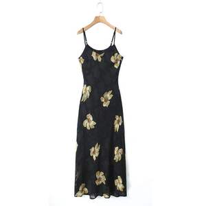 Vestido de Noche Negro con Estampado Floral y Tirantes Finos Runqi para Mujer N8322, Cuello Redondo, Cintura Natural - Product Image 1