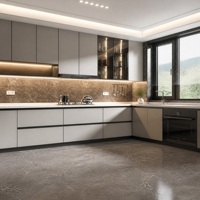 Meuble de cuisine en L gris avec crédence en pierre marron, porte vitrée, appareils encastrés, charnière, évier et robinet - Appartement modulaire moderne