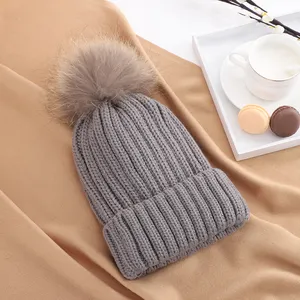 थोक गर्म फैशन अशुद्ध फर गेंद बुना हुआ एक्रिलिक सर्दियों महिलाओं beanie pompom टोपी