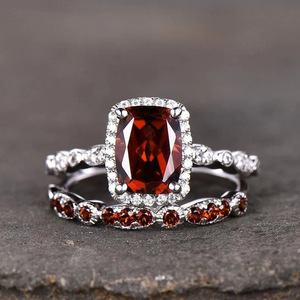 Anello Classico da Donna in Ottone con Incastonatura Pavé, Elegante Anello di Fidanzamento con Gemma, Gioiello di Moda - Product Image 1