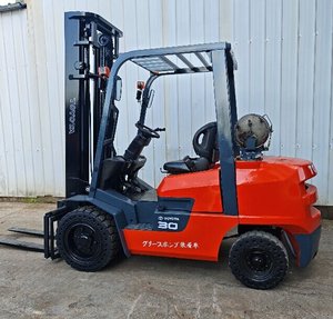 Chariot élévateur à fourche à gaz Toyota d'occasion 100% original, 3 tonnes, 4 mètres, 2 mâts - Product Image 3