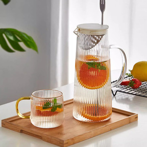 Carafe à eau froide en verre à rayures verticales avec couvercle 1,5 L pour thé, jus de fruits, utilisation en fête - Product Image 1