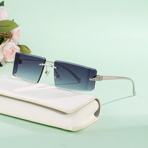 Gafas de Sol sin Marco para Mujer DG-98309, Lentes de PC con Protección UV400, Detalle de Diamantes de Imitación Negros, Diseño Transversal - Product Image 5