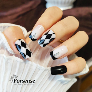 เล็บปลอมสีขาวและสีดำดีไซน์หรูหราแบบกดบนเล็บขนาดกลางพร้อมเสน่ห์แบบวินเทจ - Product Image 3