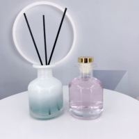Bouteille diffuseur d'huiles essentielles en verre rond avec pulvérisateur à pompe et bouchon en aluminium sérigraphié