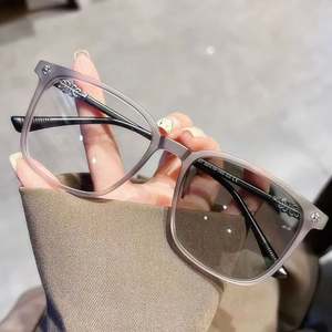 Gafas de Miopía con Marco de Plástico Personalizadas con Logotipo al por Mayor, Gafas Fotocromáticas Cuadradas Anti Luz Azul para Hombre y Mujer - Product Image 1