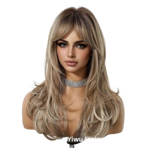 Perruque complète sans lacets pour <span class=keywords><strong>femme</strong></span> de 22 pouces avec frange d'apparence naturelle, <span class=keywords><strong>cheveux</strong></span> longs bouclés, style décontracté et relaxé - Product Image 4