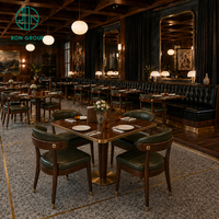 Meubles de restaurant haut de gamme Ron Group, table carrée en bois, banquette capitonnée à dossier haut, chaise ergonomique avec structure en bois