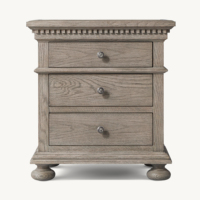 Table de chevet à trois tiroirs peinte crème, avec moulures dentelées, pieds en forme de boule et poignées antiques, style vintage américain, meuble de chambre à coucher