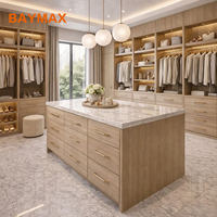 Dressing en U en bois avec îlot central en marbre