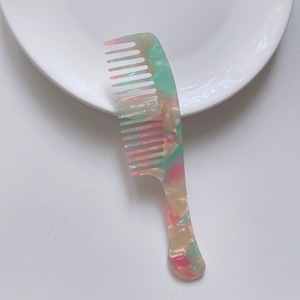Ins <span class=keywords><strong>brosse</strong></span> à cheveux démêlante multicolore à dents larges en acétate de marbre peigne de coiffure à long manche peigne à cheveux antistatique cadeau pour <span class=keywords><strong>elle</strong></span> - Product Image 5