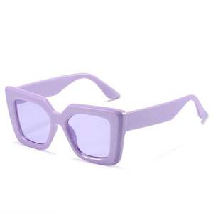 Gafas de Sol de Moda 2022 con Logotipo Personalizado, Gafas de Sol Cuadradas Grandes de Color Verde Caramelo con Protección UV400 para Mujer - Product Image 5