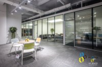 Cloison modulaire pliable en verre trempé MySpace pour bureau moderne avec cadre en aluminium et absorption acoustique hautement efficace