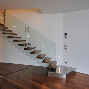 <span class=keywords><strong>Escalier</strong></span> flottant haut de gamme avec panneaux <span class=keywords><strong>en</strong></span> verre trempé transparent pour les intérieurs de villas contemporaines - Product Image 2