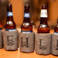 Refroidisseurs de canettes de bière en mousse EVA personnalisée, cuir PU, cadeaux pour enterrement de vie de garçon, logo gravé au laser