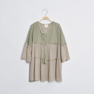 เสื้อเชิ้ตแบบใหม่สั่งทำพิเศษพร้อมปักชื่อแบรนด์บริษัท เสื้อคอวีผ้าลูกไม้สำหรับเด็กผู้หญิง มีสินค้าในสต็อกจำนวนมาก - Product Image 3