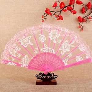 Vente chaude Éventail à main en plastique PP pliable à bordure en dentelle motif rose avec estampage à chaud, 23x42.5cm, avec étiquettes personnalisées pour cadeau de mariage - Product Image 4