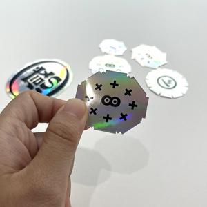 Etiquetas adhesivas autoholográficas personalizadas, etiquetas de embalaje troqueladas impresas UV impermeables para varios usos - Product Image 1