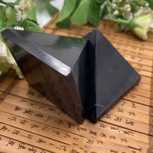 Pierres <span class=keywords><strong>de</strong></span> <span class=keywords><strong>Shungite</strong></span> Naturelles Cristaux Pyramide Guérison Reiki <span class=keywords><strong>Protection</strong></span> Énergie Équilibrage Racine Chakra <span class=keywords><strong>Pierre</strong></span> <span class=keywords><strong>de</strong></span> Purification - Product Image 2