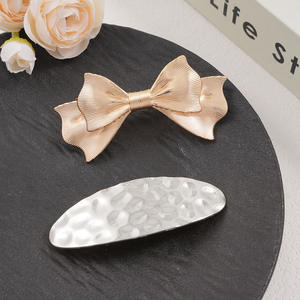 Barrettes à <span class=keywords><strong>cheveux</strong></span> haut de gamme pour femmes, en alliage doré vintage, à motif géométrique ovale martelé, avec clip à ressort - Product Image 2