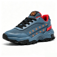 Chaussures de sport OEM Trail Runner en maille bleu acier avec col rouge, emblème H orange, respirantes, à lacets, semelle épaisse noire à crampons, taille ajustable