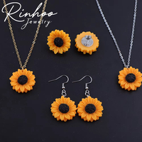 RINHOO Ensemble de bijoux hypoallergéniques en acier inoxydable pour femme, motif tournesol, collier et boucles d'oreilles pendantes en résine, accessoire de mode estival