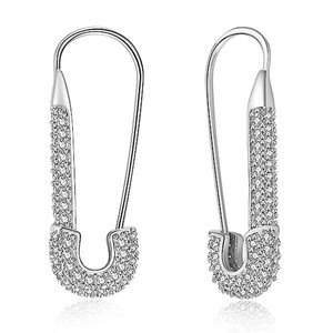 Orecchini a Graffetta con Spilla di Sicurezza per Donne, Design Unico e Alla Moda con Micro Pavé, Gioielli per Orecchie - Product Image 1