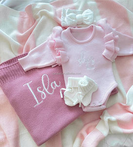 Combinaison en tricot jacquard uni 100% coton extra doux, tenue en tricot avec épaules <span class=keywords><strong>à</strong></span> volants brodés, adorable combinaison pour bébé fille - Product Image 1