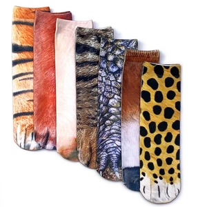 Vente en gros de chaussettes imprimées d'animaux 3D, chaussettes de Sport personnalisées <span class=keywords><strong>pour</strong></span> hommes et femmes, Design de mode, Logo de Sublimation 3D, coton imprimé personnalisé - Product Image 3