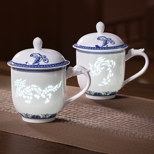 Tasse de bureau en céramique de Jingdezhen avec couvercle, cadeau pour salle de réunion, tasse à thé Linglong bleue et blanche, usage domestique, résistante aux hautes températures - Product Image 2