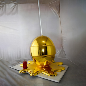 Cartoony moderno gigante giallo lecca-lecca statua in fibra di vetro sciolto sul terreno - Product Image 3