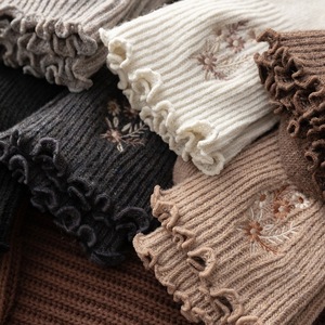 Remould Tùy Chỉnh Phi Hành Đoàn Thêu Dệt Kim Vớ Chất Lượng Cao Thấp Moq Tùy Chỉnh Frilly Ruffle Vớ Logo Riêng Thêu Unisex Grip - Product Image 3