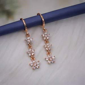Boucles d'oreilles pendantes en alliage de qualité supérieure avec accents de cristal étincelants, finition chic en or rose, design léger et fluide, idéal pour les fêtes - Product Image 1