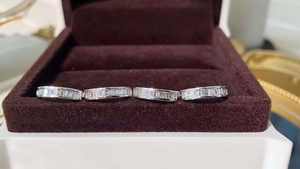 Boucles d'oreilles en or véritable 18 carats avec diamants lignes élégantes - Product Image 2