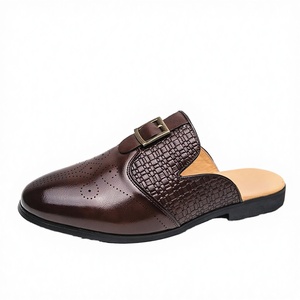 Zapatillas de verano de media caña para hombre, de moda, con parte superior de cuero vacuno estampado, puntera de acero y tiras cruzadas, estilo coreano. - Product Image 2
