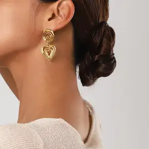 Perhiasan modis anting-anting menjuntai hati besar kawat retro kepribadian berlapis emas 18k anting-anting lingkaran cinta logam minimalis