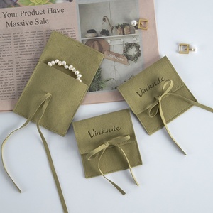 Promotion : Pochette à cordon en microfibre verte 8x6cm avec impression en relief et logo personnalisé pour bijoux - Product Image 3