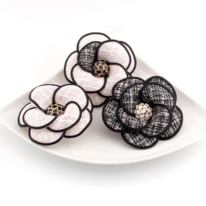 Hepound Nouveau rétro à la mode Double C fleur broche haut de gamme broche clip CC laine tissu camélia broches broche en gros - Product Image 2
